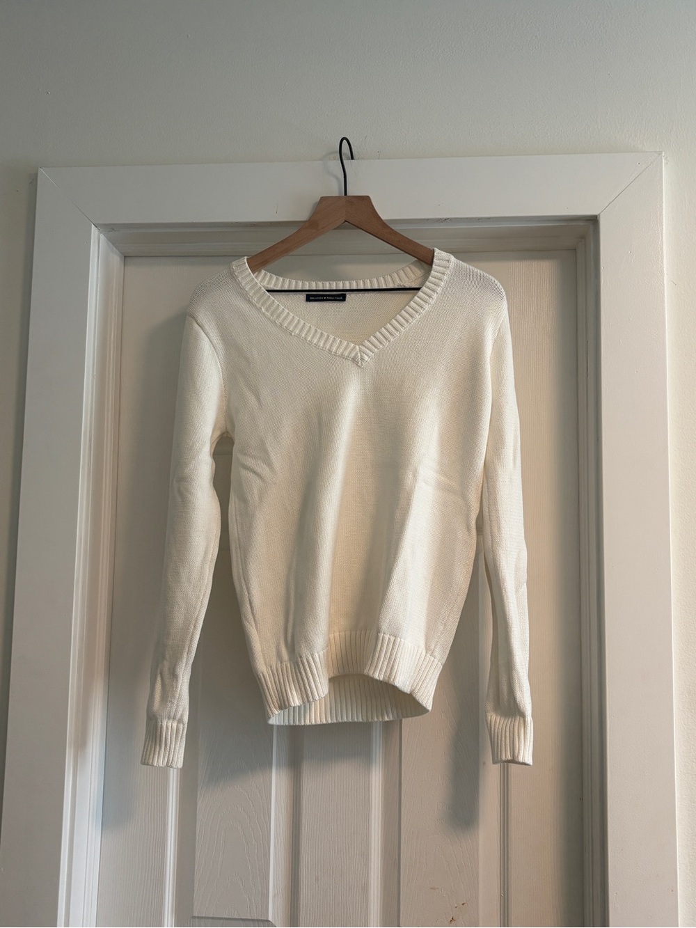 Brandy Melville Cream V-Neck Sweater - Classic Lightweight Knit